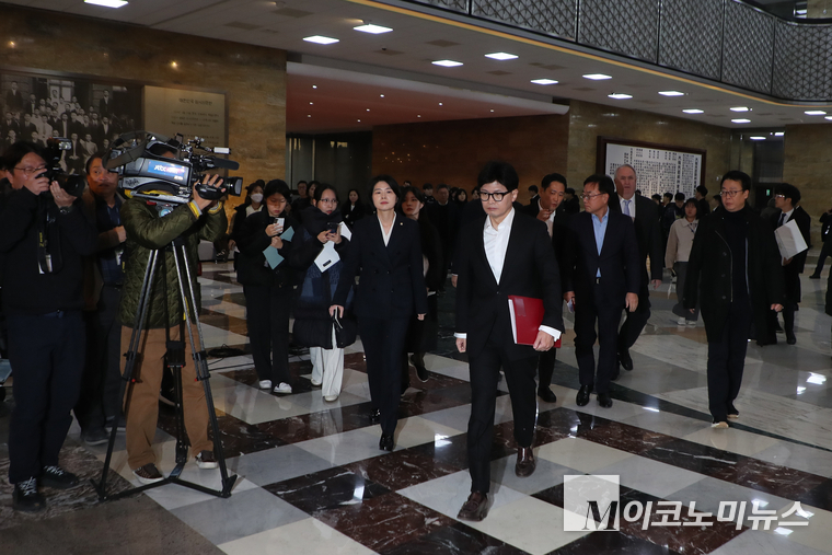 한동훈 국민의힘 대표가 4일 국회 본청에서 열린 비상 의원총회에 참석하고 있다. (사진=최동환 기자)