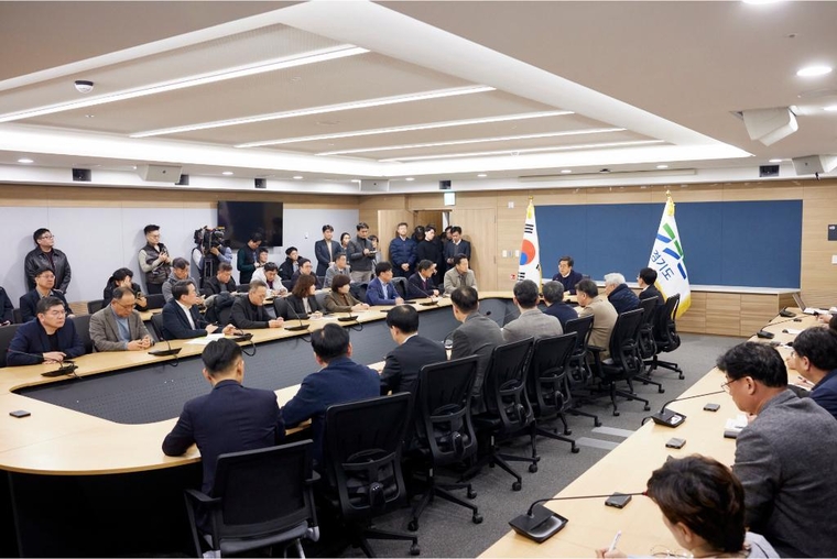 4일 자정 경기도청 서희홀에서 김동연 경기도지사가 윤석열 대통령의 비상계엄 선포에 대한 긴급 실,국장 간부회의를 하고 있다 <경기도 제공>