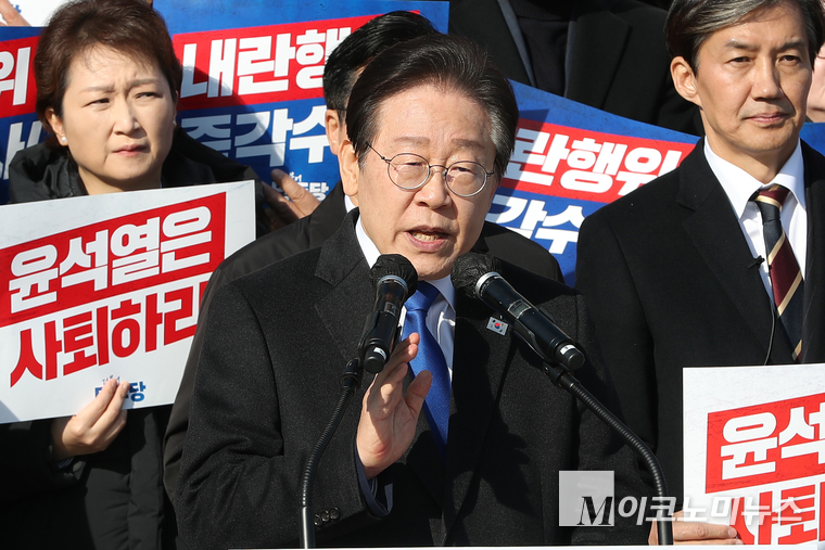 이재명 더불어민주당 대표가 4일 국회 본청 앞 계단에서 열린 비상시국대회에서 발언하고 있다. (사진=최동환 기자)