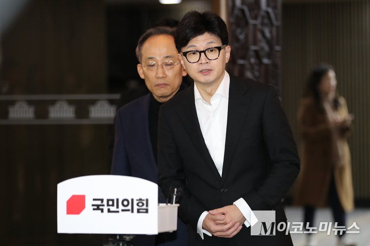 한동훈 국민의힘 대표가 4일 비상 의원총회를 마치고 브리핑하고 있다. (사진=최동환 기자)
