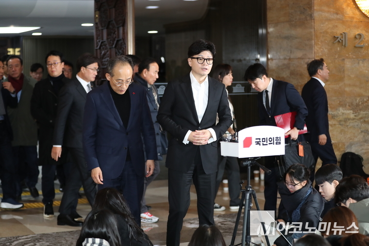 한동훈 국민의힘 대표가 4일 비상 의원총회를 마치고 브리핑하고 있다. (사진=최동환 기자)
