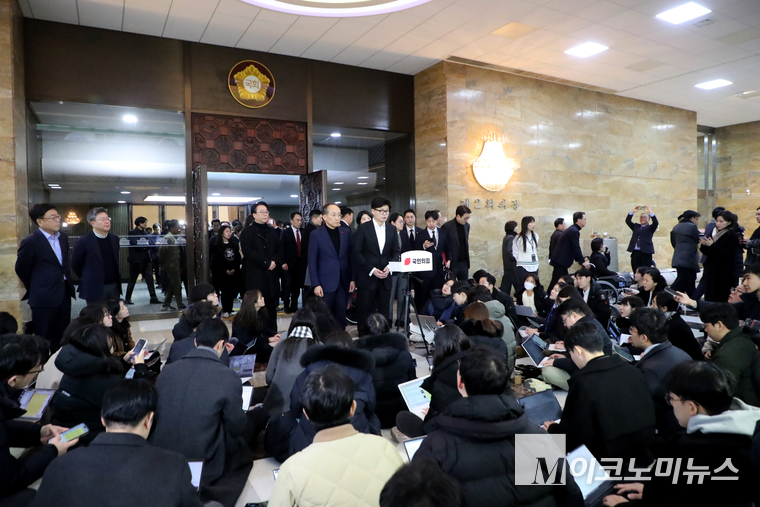 한동훈 국민의힘 대표가 4일 비상 의원총회를 마치고 브리핑하고 있다. (사진=최동환 기자)