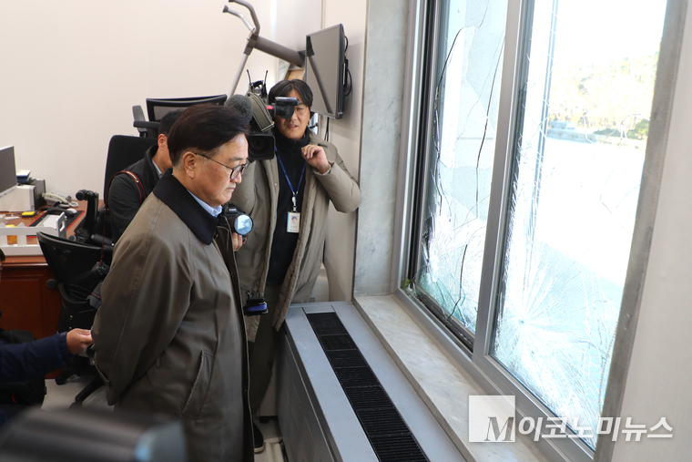 우원식 국회의장이 국회를 시찰하며 계엄군에 의한 피해 상황을 살피고 있다. (사진=최동환 기자)<br>
<br>
우원식 국회의장이 국회를 시찰하며 계엄군에 의한 피해 상황을 살피고 있다. (사진=최동환 기자)