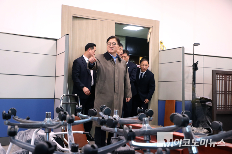 우원식 국회의장이 국회를 시찰하며 계엄군에 의한 피해 상황을 살피고 있다. (사진=최동환 기자)