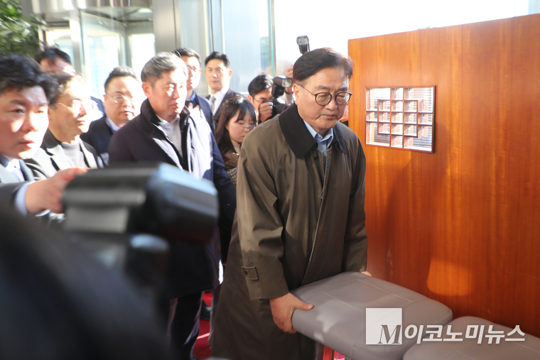 우원식 국회의장이 국회 본청 바리케이드를 자신의 손으로 손수 치우고 있다. (사진=최동환 기자)