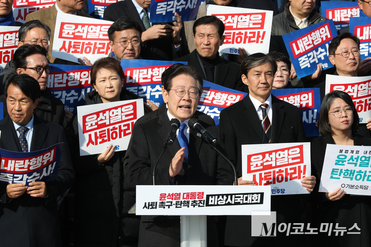 이재명 더불어민주당 대표가 4일 국회 본청 앞 계단에서 민주당 등 야5당이 개최한 윤석열 대통령 사퇴 촉구·탄핵 추진 비상시국대회에서 발언하고 있다. (사진=최동환 기자)