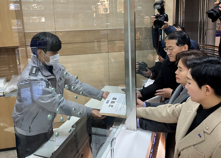 조국혁신당이 4일 윤석열 대통령과 김용현 국방부장관 등에 대해 내란죄, 반란죄로 국가수사본부에 고발장을 접수했다. (조국혁신당)