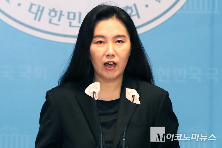 강유정 더불어민주당 원내대변인이 4일 국회 소통관에서 브리핑하고 있다. (사진=최동환 기자)