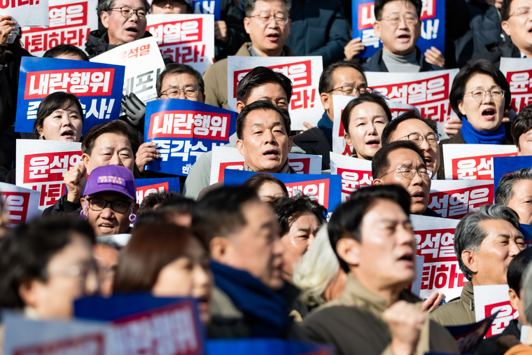 4일 국회 본청 계단 앞에서 열린 ‘윤석열 대통령 사퇴촉구·탄핵추진 비상시국대회’에 참여하고 있는 이재준 시장 모습 <수원시 제공>