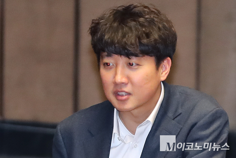 이준석 개혁신당 의원이 지난 2일 국회 본회의 참석해 의원들과 이야기 나누고 있다. (사진=최동환 기자)
