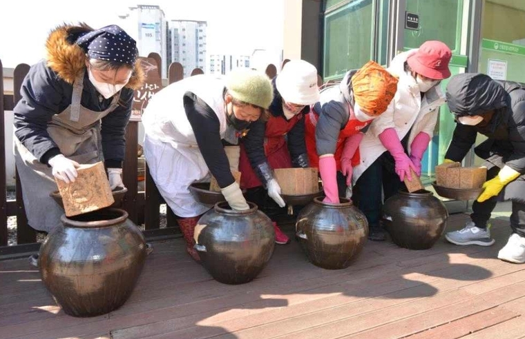 장 담그는 모습. 사진=외교부 제공 