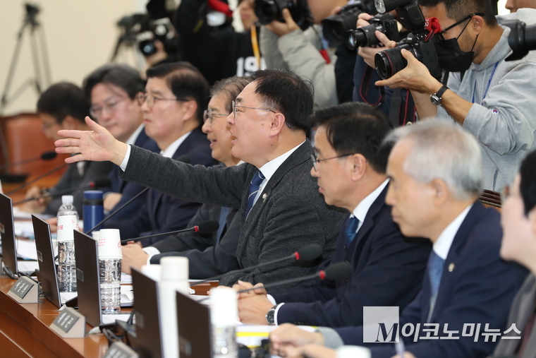 5일 열린 국회 행정안전위원회에서 야당 의원들이 여당 의원을 향해 목소리를 높이고 있다. (사진=최동환 기자)