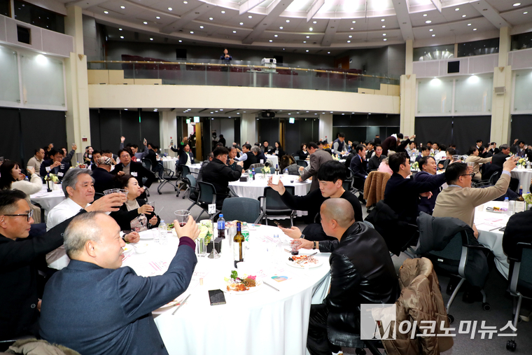 [M이코노미뉴스] 감동과 훈훈함이 함께 한 한기범희망나눔 ‘후원의 밤’