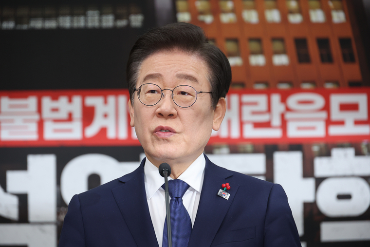  더불어민주당 이재명 대표가 6일 오전 국회에서 비상계엄 사태 관련 특별성명을 발표하고 있다. 연합뉴스 제공