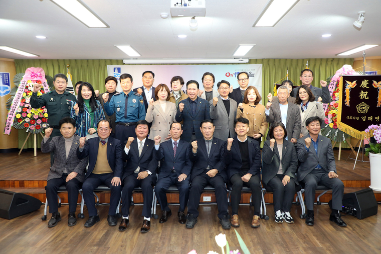 이재식 의장(앞줄 왼쪽에서 4번째)과 김종석 권선구청장(앞줄 왼쪽에서 3번째)등 관계자들과 함께 하고 있다 <수원특례시의회 제공>