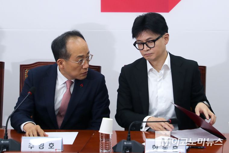 한동훈 국민의힘 대표와 추경호 원내대표가 6일 오전 국회에서 열린 긴급최고위원회의에서 이야기 나누고 있다. (사진=최동환 기자)