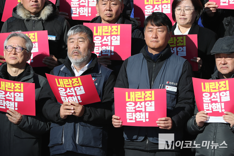 6일 국회 본청 앞 계단에서 열린 시민사회단체 및 야 5당 공동기자회견에 김동명 한국노총위원장(왼쪽)과 양경수 민주노총위원장이 피켓을 들고 있다. (사진=최동환 기자)
