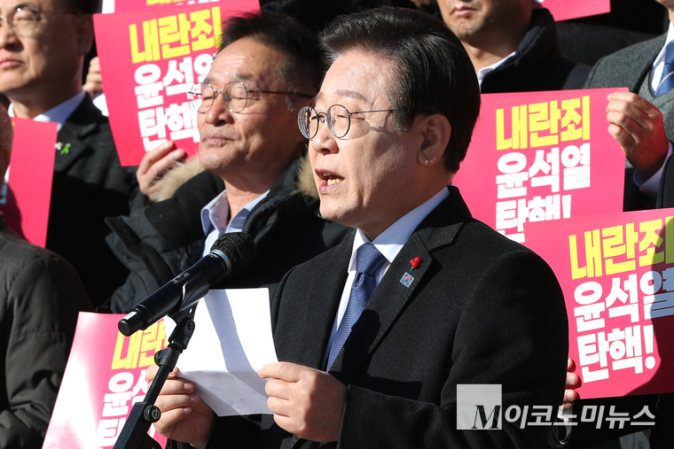 이재명 더불어민주당 대표가 6일 국회 본청 앞 계단에서 열린 내란 동조 국민의힘 규탄 및 탄핵소추안 가결 촉구 제시민사회 및 야당 공동기자회견에서 발언하고 있다. (사진=최동환 기자)