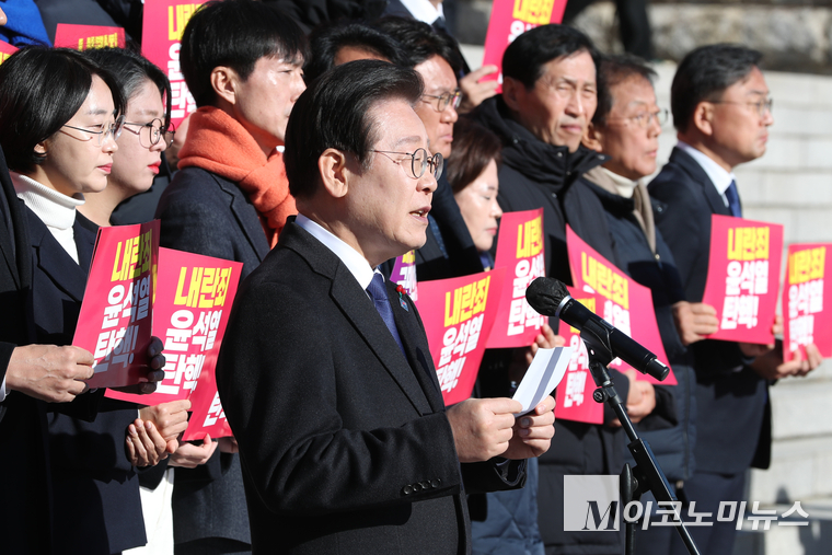 이재명 더불어민주당 대표가 6일 국회 본청 앞 계단에서 열린 내란 동조 국민의힘 규탄 및 탄핵소추안 가결 촉구 제시민사회 및 야당 공동기자회견에서 발언하고 있다. (사진=최동환 기자)