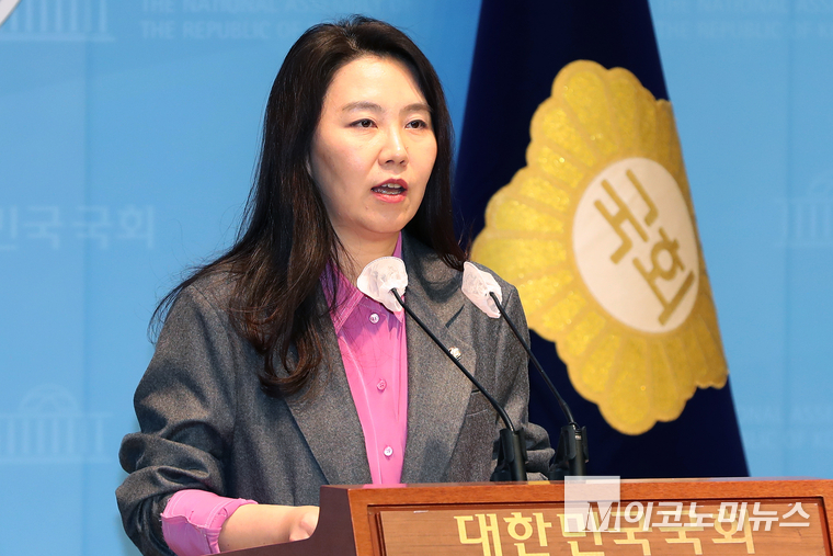 강유정 더불어민주당 원내대변인이 6일 국회 소통관에서 브리핑하고 있다. (사진=최동환 기자)
