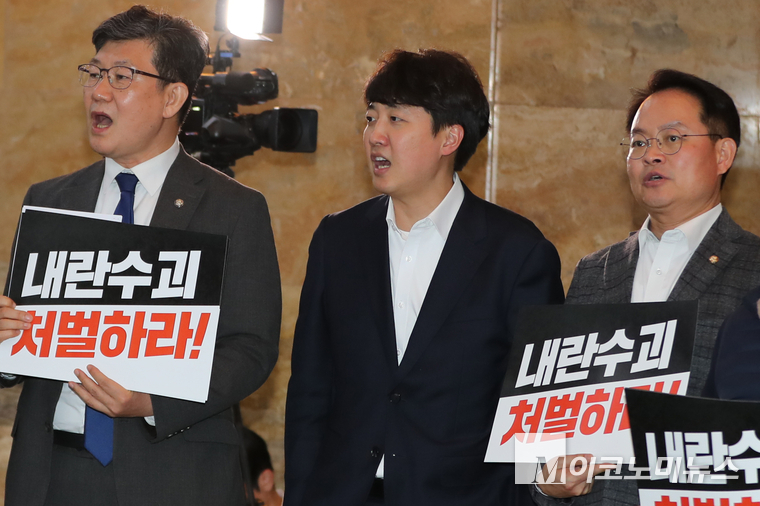 이준석 개혁신당 의원이 6일 로텐더홀에서 열린 규탄대회에서 더불어민주당 의원들과 구호를 외치고 있다. (사진=최동환 기자)