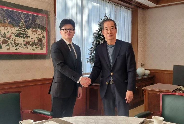 한동훈 국민의힘 대표가 7일 의원총회를 한덕수 국무총리와 기념 촬영하고 있다. (국민의힘)
