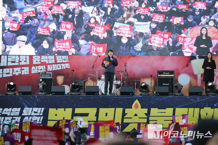 양경수 민주노총 위원장이 무대에서 시민들을 독려하고 있다. (사진=최동환 기자)