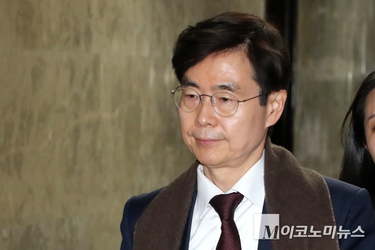 7일 의원총회 참석하고 있는 조경태 의원. 사진=최동환 기자 