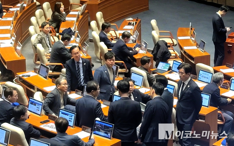 야당 의원들이 모여 대책을 논의하고 있다. 