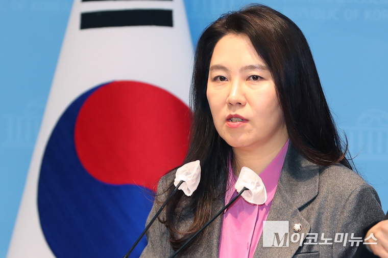 강유정 더불어민주당 원내대변인이 지난 6일 국회 소통관에서 브리핑하고 있다. (사진=최동환 기자)