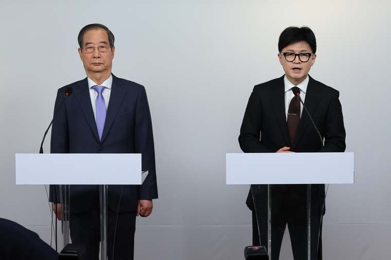 한덕수 국무총리와 국민의힘 한동훈 대표가 8일 오전 서울 여의도 국민의힘 당사에서 국정 수습 방안을 담은 공동 담화문을 발표하고 있다. (연합뉴스)