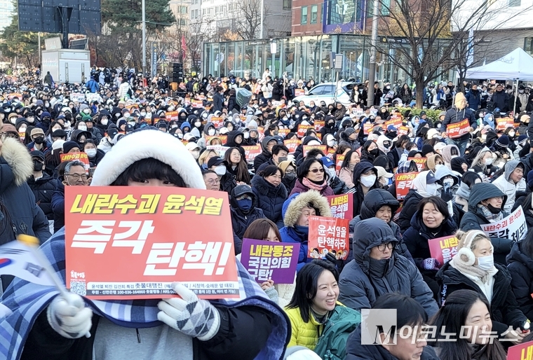 8일 여의도 국회 앞을 모인 시민들이 윤석열 탄핵을 외치고 있다. 김소영 기자