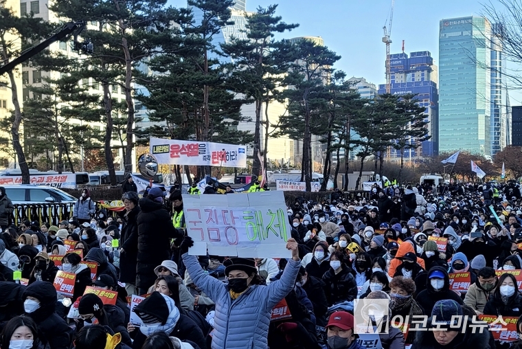 윤석열 탄핵을 촉구하는 시민들. 김소영 기자