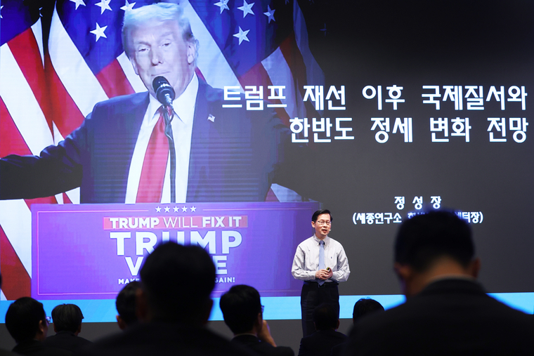 지난달 14일 서울 중구 롯데호텔에서 국가기간뉴스통신사 연합뉴스 주최로 열린 제1회 미래경제포럼에서 정성장 세종연구소 한반도전략센터장이 '미 대선 이후 세계 첨단테크 지형 변화와 대응'을 주제로 강연을 하고 있는 모습. 사진 연합뉴스 