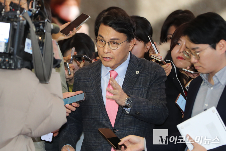 윤상현 국민의힘 의원이 9일 취재진에 둘러싸여 비공개 의원총회에 참석하고 있다 (사진=최동환 기자)