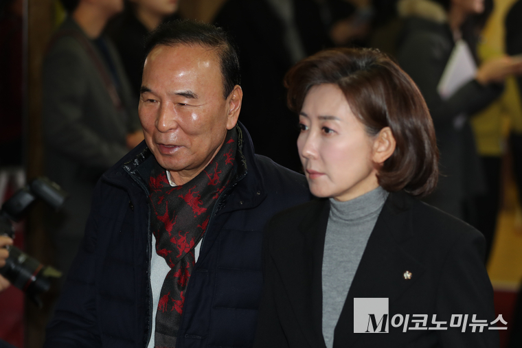 박덕흠 의원(왼쪽)과 나경원 의원이 9일 국민의힘 의총에 참석하고 있다. (사진=최동환 기자)
