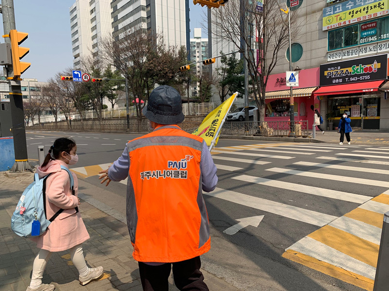 파주시 어르신 일자리 사업인 교통안전지킴이 모습 <파주시 제공>