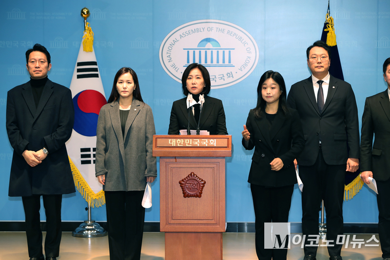 허은아 개혁신당 대표(가운데)와 천하람 의원(오른쪽)과 이주영 의원(왼쪽)을 비롯한 개혁신당 지도부가 9일 국회 소통관에서 기자회견하고 있다. (사진=최동환 기자)