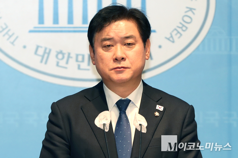 윤종군 더불어민주당 대변인이 9일 국회 소통관에서 브리핑하고 있다. (사진=최동환 기자)