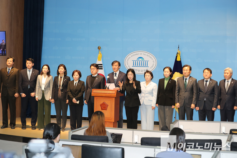 조국혁신당 의원들이 9일 국회 소통관에서 열린 긴급 기자회견에 참석했다. (사진=최동환 기자)