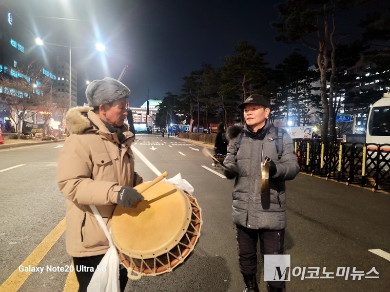 국악예술단이라고 밝힌 두 참가자는 집회가 끝났는데도 아쉬움이 남는 듯 북과 괭과리로 여의도 밤공기를 달궜다. <br>
