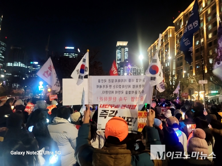 9일 국회 앞은 윤석열 대통령 탄핵, 국민의힘 해체를 촉구하는 시민들의 촛불이 다시 켜졌다. 시민들은 "내란수괴, 윤석열 즉각 체포'"라고 적힌 피켓을 들고 "대통령을 탄핵하라", "국민의힘은 해체하라"고 목소리를 높였다.. 