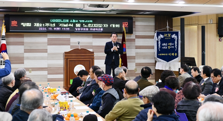 이재준 시장이 격려를 하고 있는 모습 <수원시 영통구 제공>