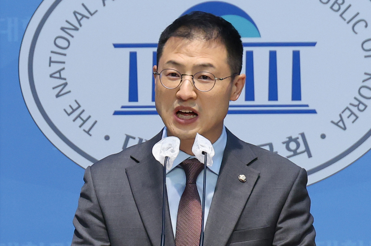 김상욱 국민의힘 의원이 10일 국회 소통관에서 대통령의 사죄와 즉시 하야 등을 촉구하는 기자회견을 하고 있다. (연합뉴스)
