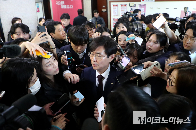 조경태 국민의힘 의원이 지난 6일 국민의힘 긴급최고위원회 후 기자들에 둘러싸여 있다.. (사진=최동환 기자)