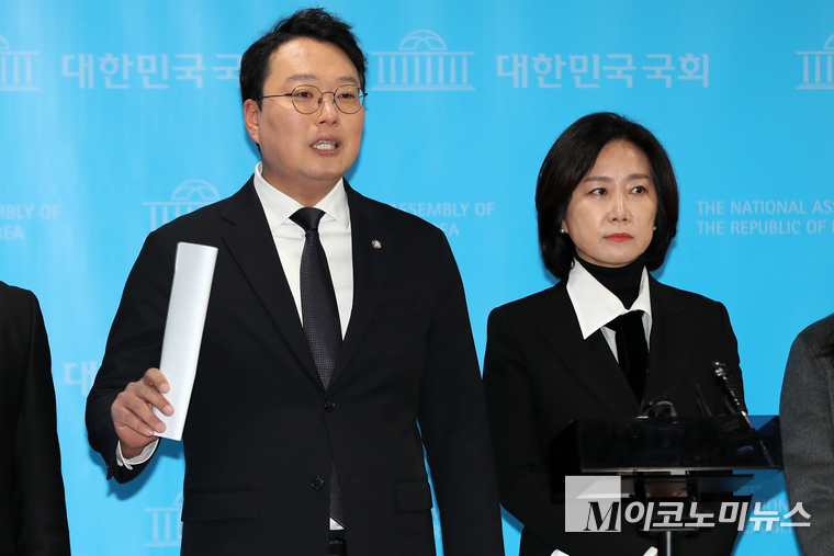 천하람 개혁신당 의원이 지난 9일 국회 소통관에서 허은아 대표와 윤석열 대통령 탄핵 관련 백브리핑을 하고 있다. (사진=최동환 기자)