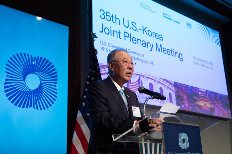 미국 워싱턴D.C. 미국상공회의소에서 개최된 ‘제35차 한미재계회의 총회’에서 류진 한경협 회장-한미재계회의 위원장이 개회사를 하고 있다. 사진=한경협 제공 