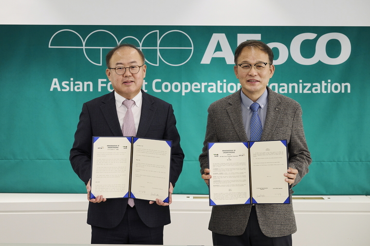  행사에 참석한 이상학 수석부사장(사진 왼쪽)과 박종호 AFoCO 사무총장(사진 오른쪽). 사진=KT&G 제공 