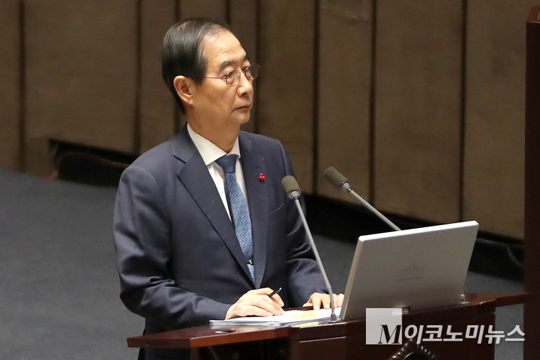 한덕수 국무총리가 11일 국회 본회의장에서 열린 제419회국회(임시회) 제1차 본회의 ‘윤석열 대통령 위헌적 비상계엄 선포 내란행위’ 관련 긴급현안질문에 답하고 있다. (사진=최동환 기자)