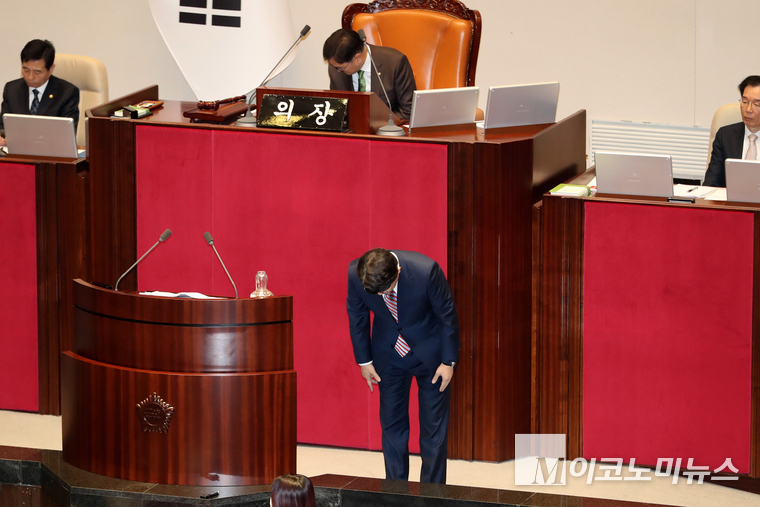 윤상현 국민의힘 의원이 11일 오후 국회 본회의에서 ‘윤석열 대통령 위헌적 비상계엄 선포 내란행위’와 관련해 질문하기 앞서 고개숙여 사과하고 있다. (사진=최동환 기자)